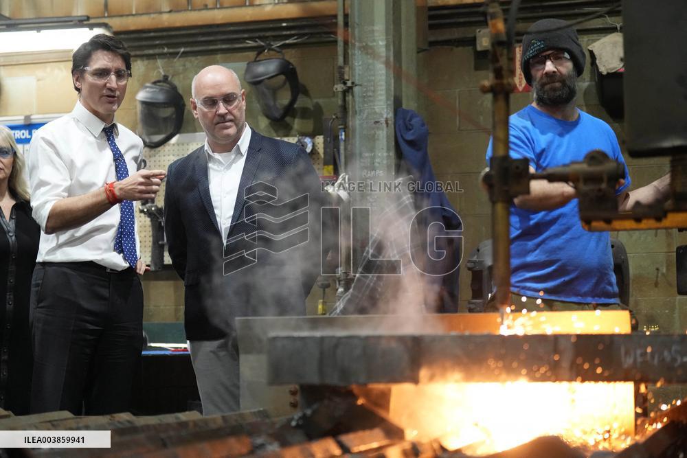 Justin Trudeau Meets with Unifor Local 444 in Windsor - Canada