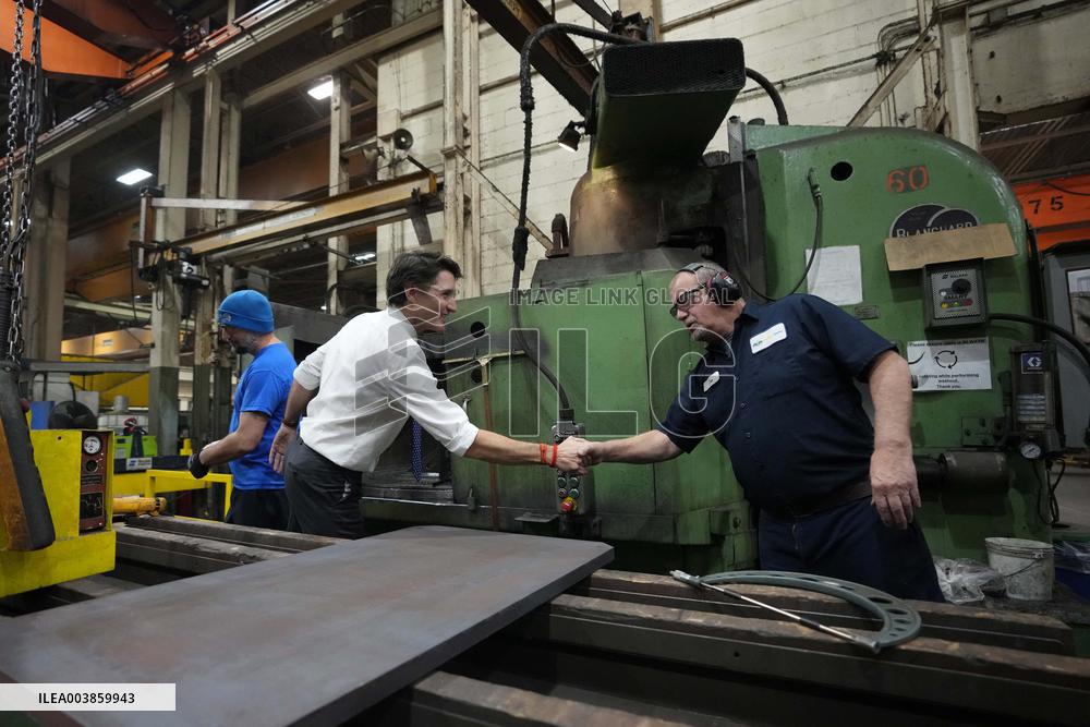 Justin Trudeau Meets with Unifor Local 444 in Windsor - Canada