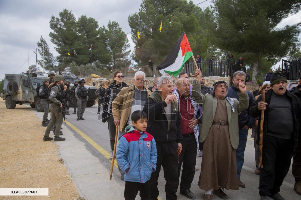 Israeli Occupation Forces Suppressed Palestinian Worshipers Near Mount Sbeih
