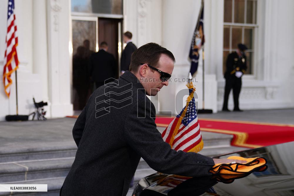 Secret Service Agent Wiping US President Car - DC