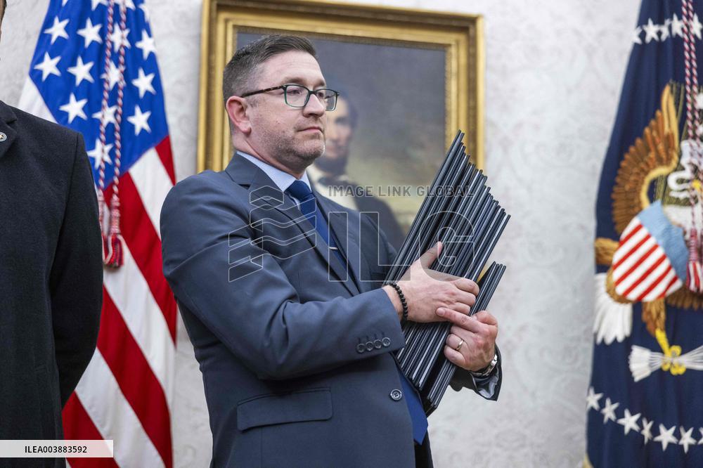 President Trump signs executive orders, inldugin J6 pardons and a delay on TikTik ban