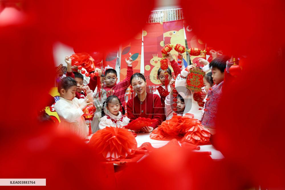Children Learning Folk Customs to Welcome Chinese Lunar New Year