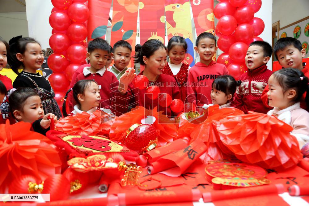Children Learning Folk Customs to Welcome Chinese Lunar New Year