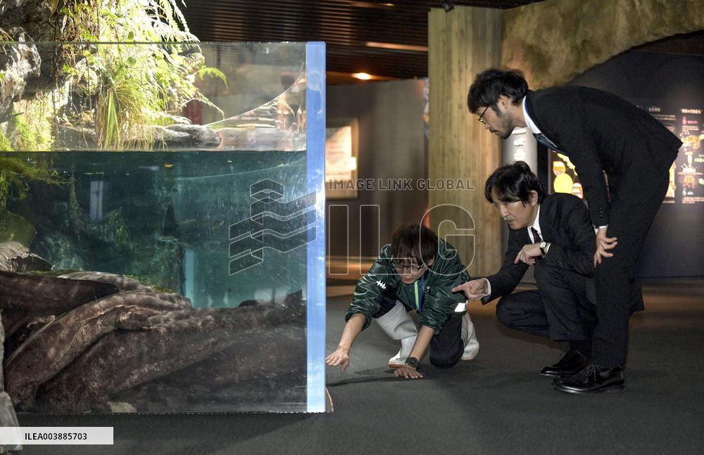 Japan crown prince visits aquarium