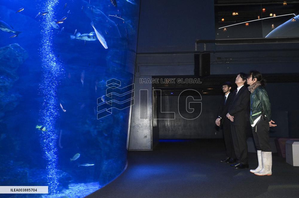 Japan crown prince visits aquarium