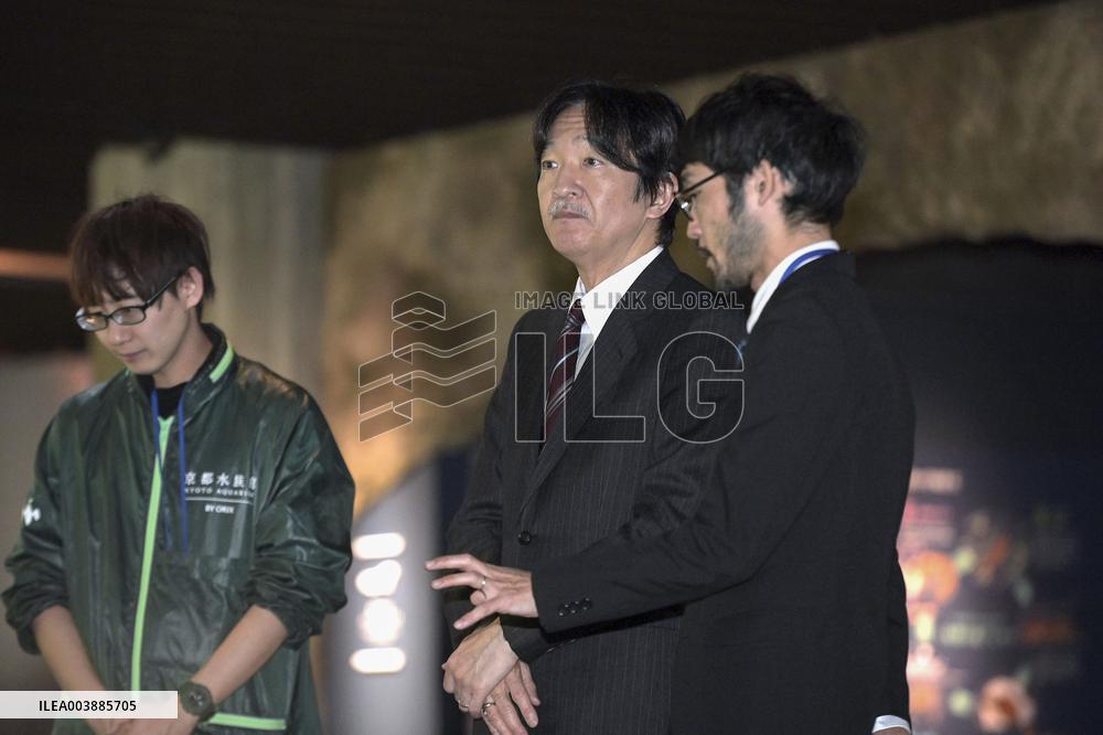 Japan crown prince visits aquarium