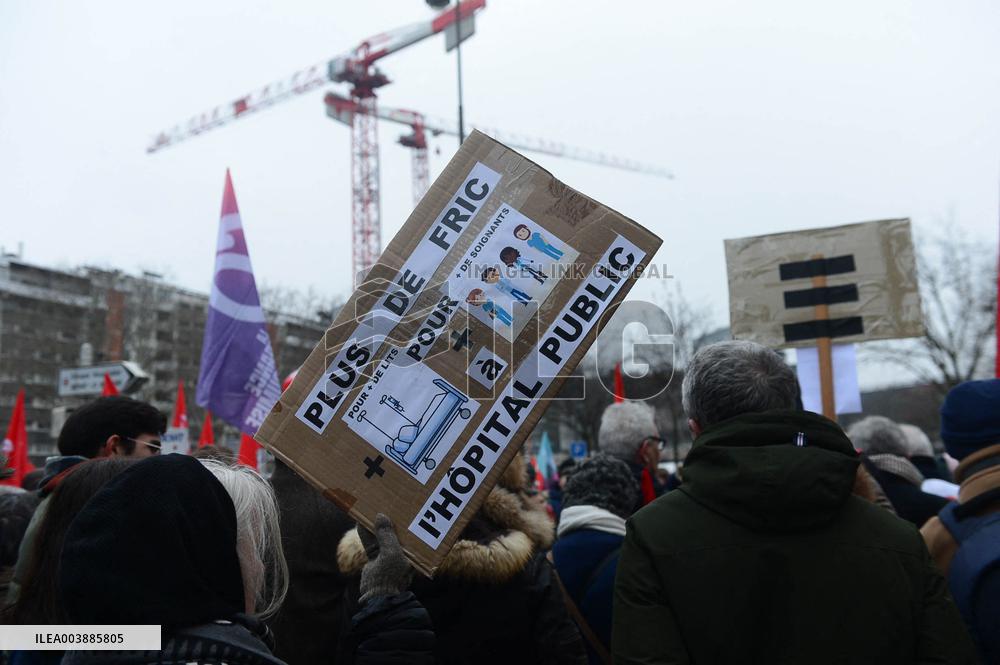 Rally Against The Replacement Of The Bichat And Beaujon Hospitals - Paris