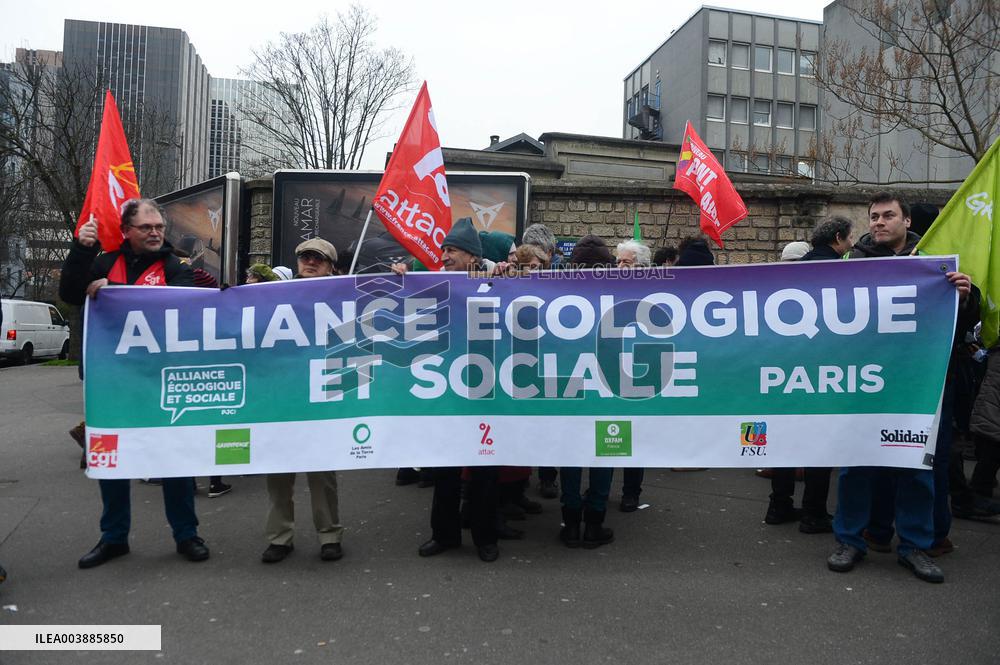 Rally Against The Replacement Of The Bichat And Beaujon Hospitals - Paris