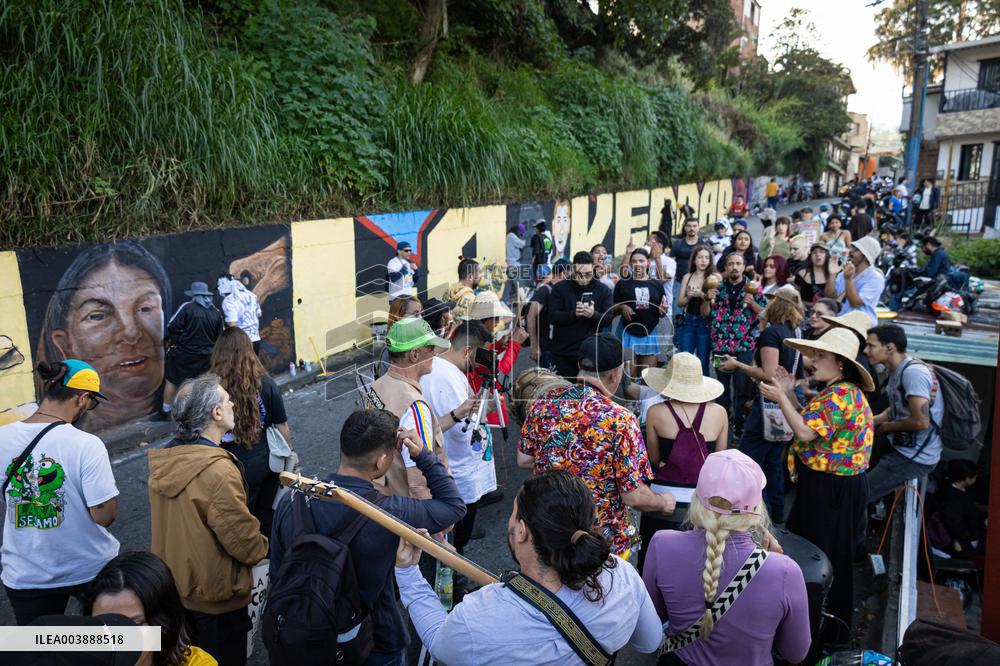Digging The Truth Mural  in Medellin's Comuna 13