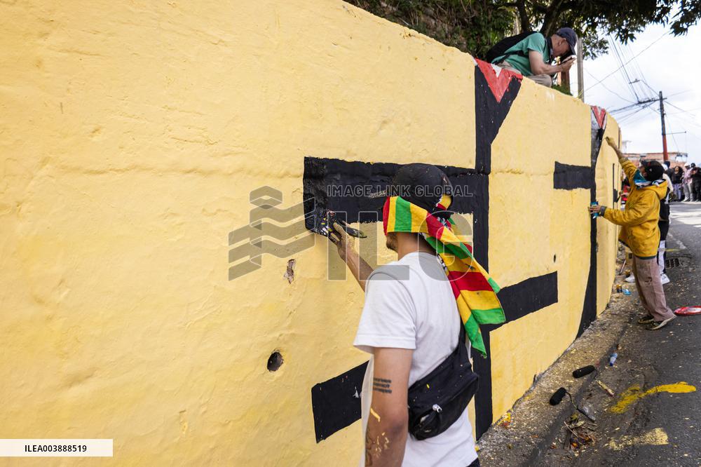 Digging The Truth Mural  in Medellin's Comuna 13