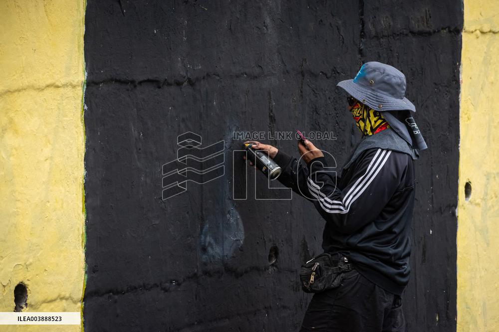 Digging The Truth Mural  in Medellin's Comuna 13