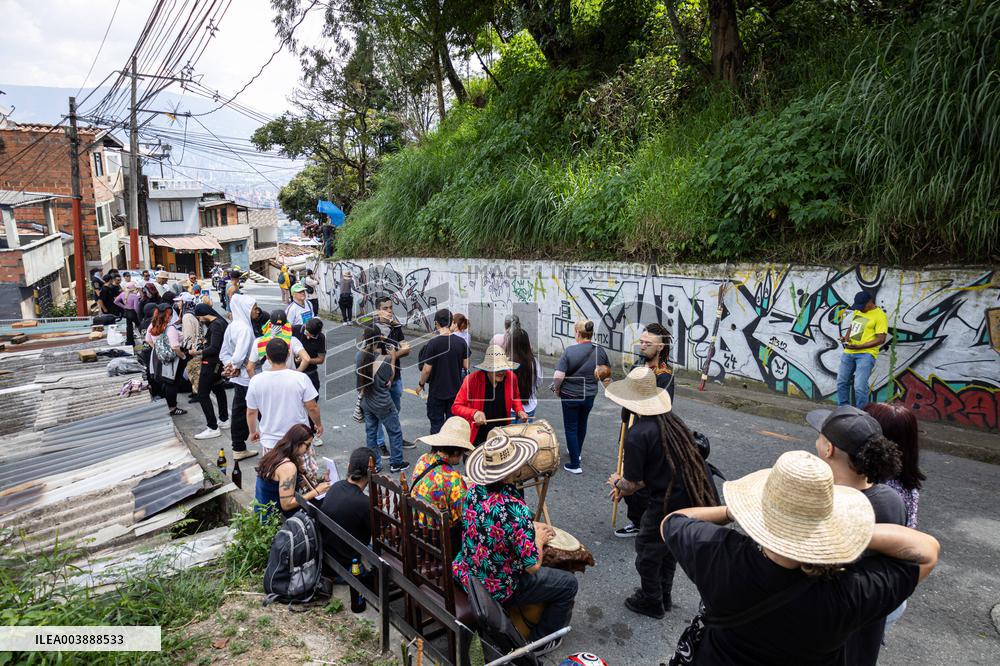 Digging The Truth Mural  in Medellin's Comuna 13
