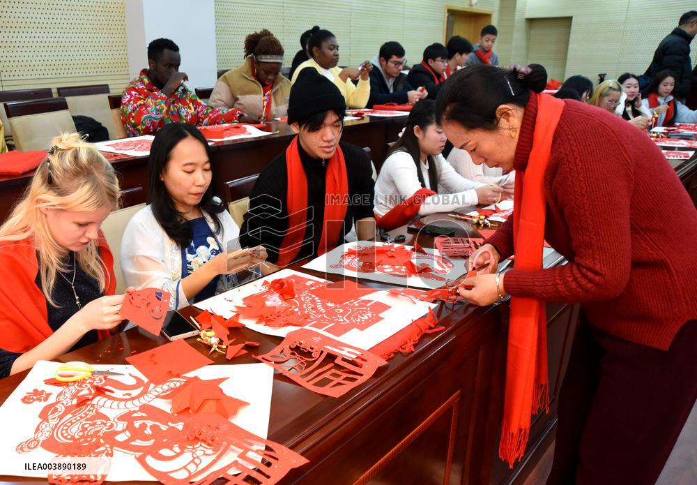 International Students Experience Chinese Lunar New Year customs