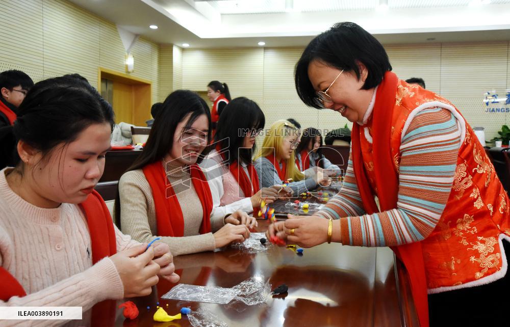 International Students Experience Chinese Lunar New Year customs