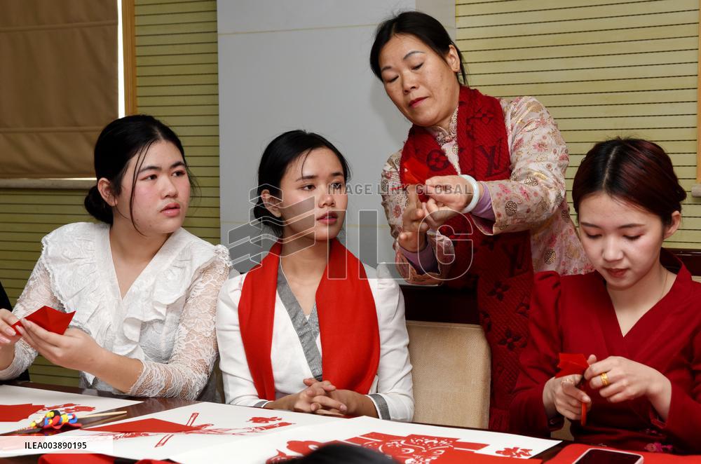 International Students Experience Chinese Lunar New Year customs