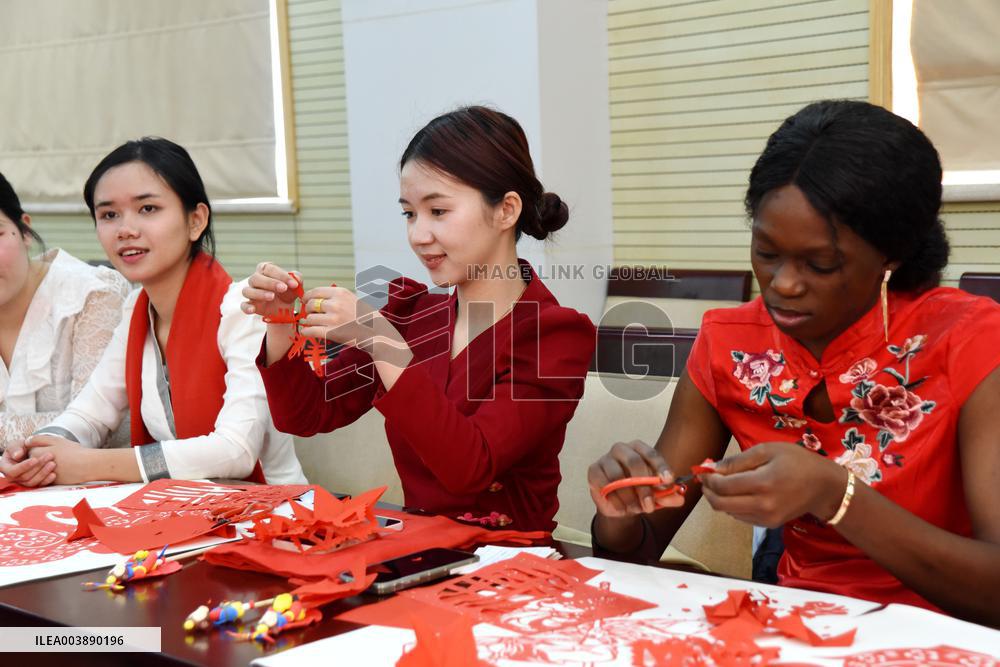 International Students Experience Chinese Lunar New Year customs