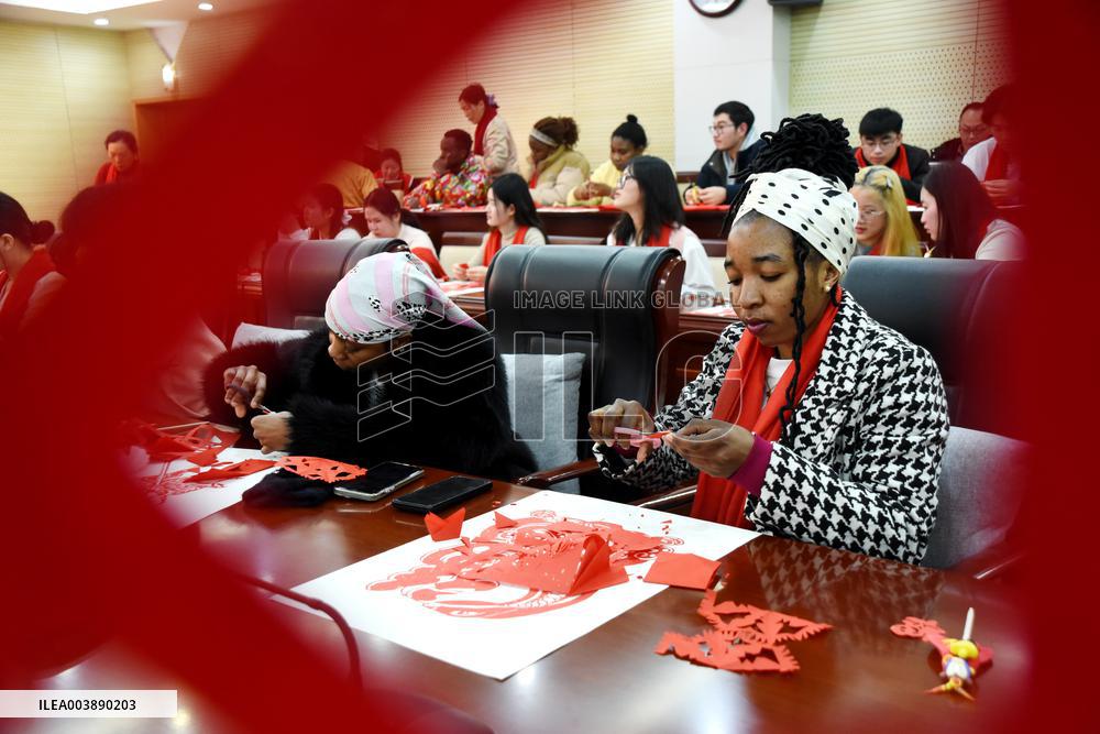 International Students Experience Chinese Lunar New Year customs