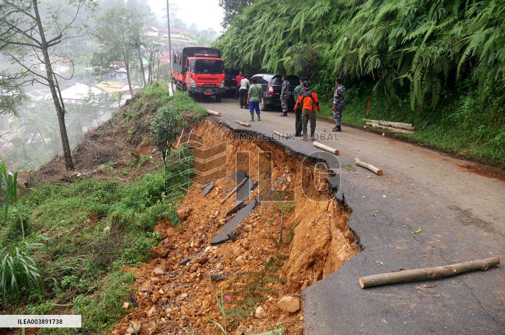 Landslide Rescue In Central Java