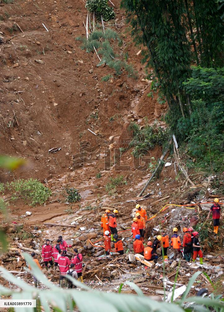 Landslide Rescue In Central Java