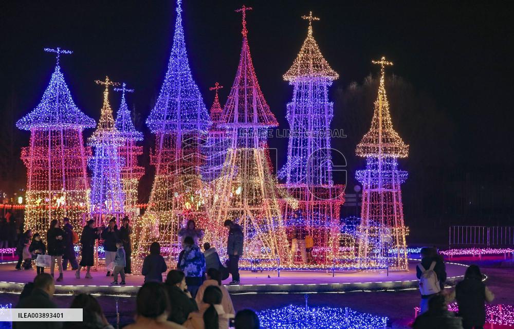 Tourists Enjoy Festive Lanterns in Huaian
