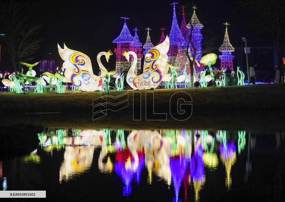 Tourists Enjoy Festive Lanterns in Huaian