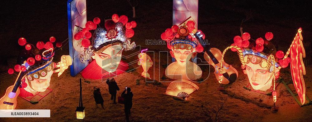 Tourists Enjoy Festive Lanterns in Huaian