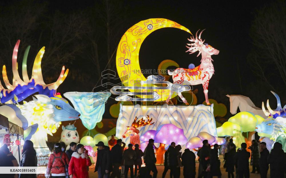 Tourists Enjoy Festive Lanterns in Huaian