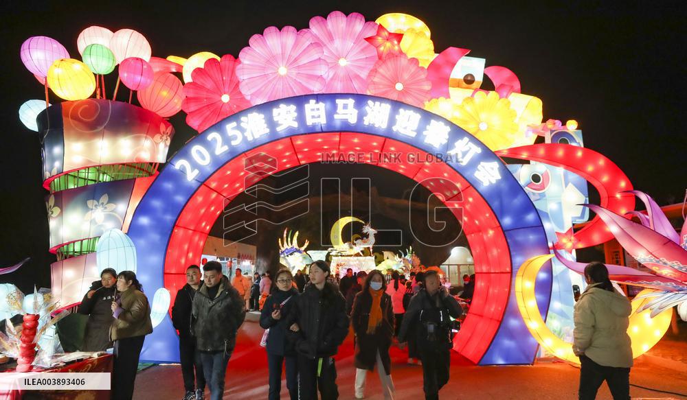 Tourists Enjoy Festive Lanterns in Huaian