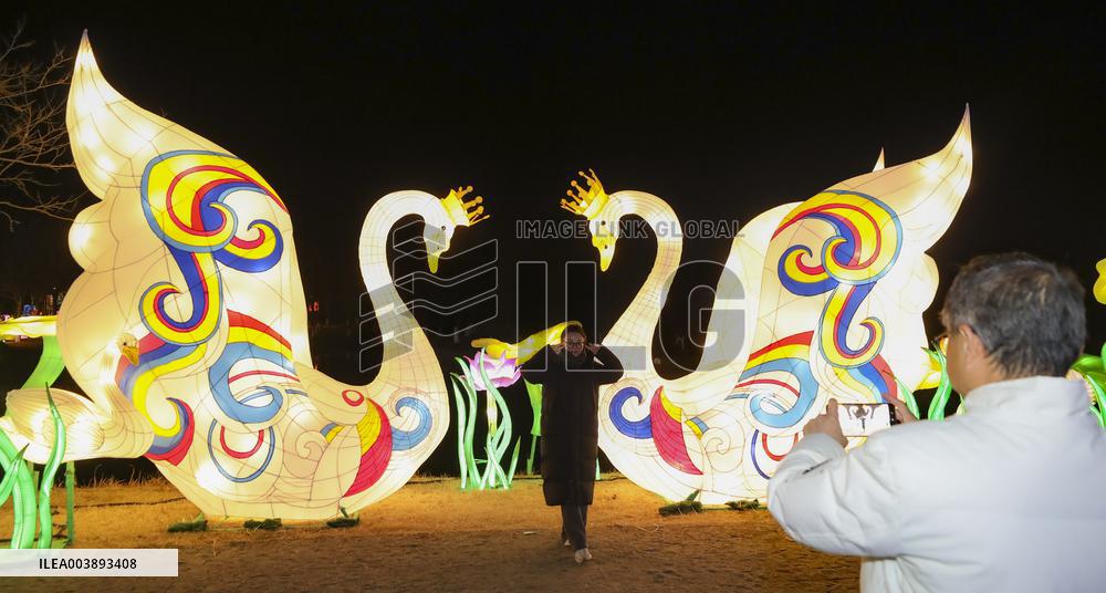 Tourists Enjoy Festive Lanterns in Huaian