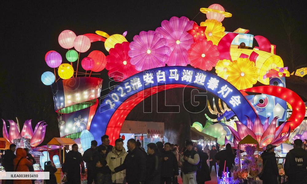 Tourists Enjoy Festive Lanterns in Huaian