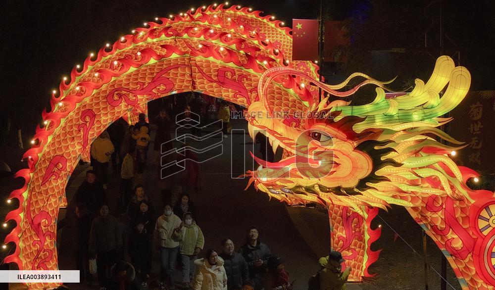 Tourists Enjoy Festive Lanterns in Huaian