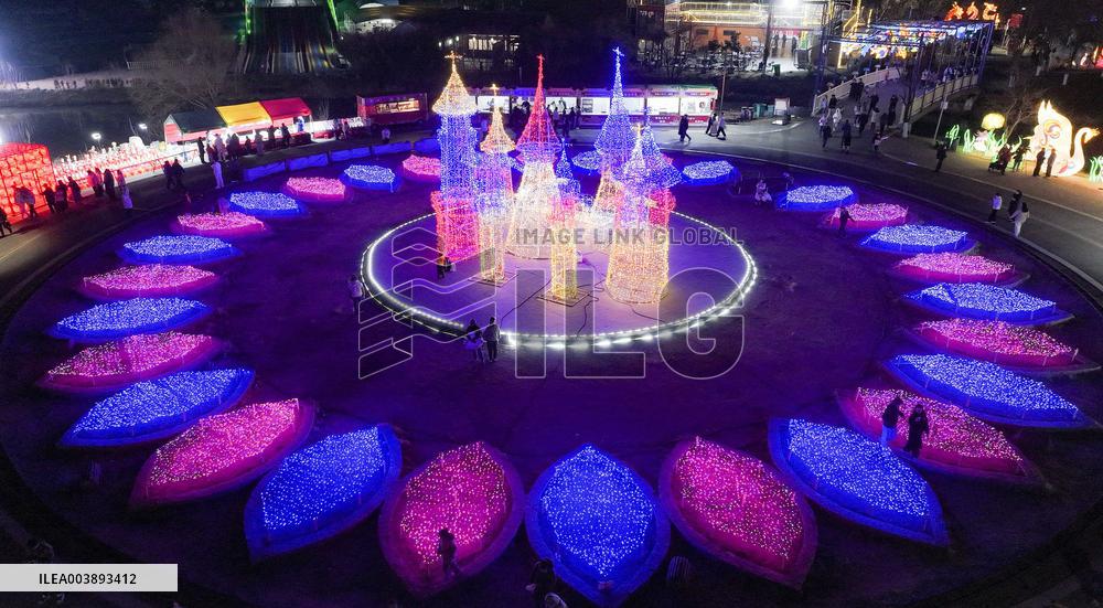 Tourists Enjoy Festive Lanterns in Huaian