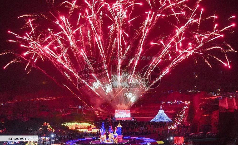 Tourists Enjoy Festive Lanterns in Huaian