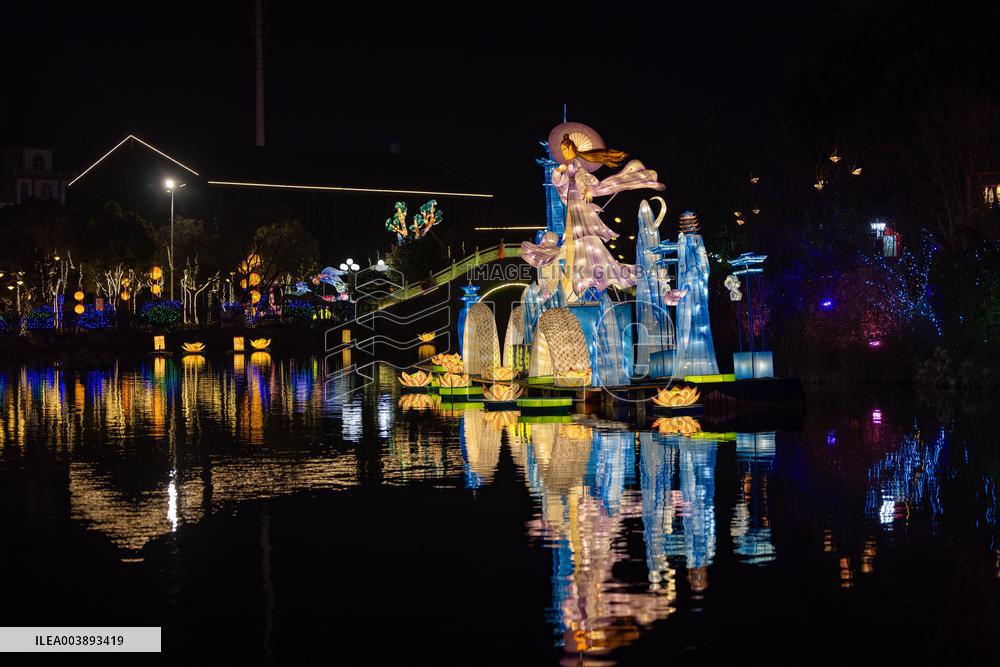 Tourists Enjoy Festive Lanterns in Taizhou