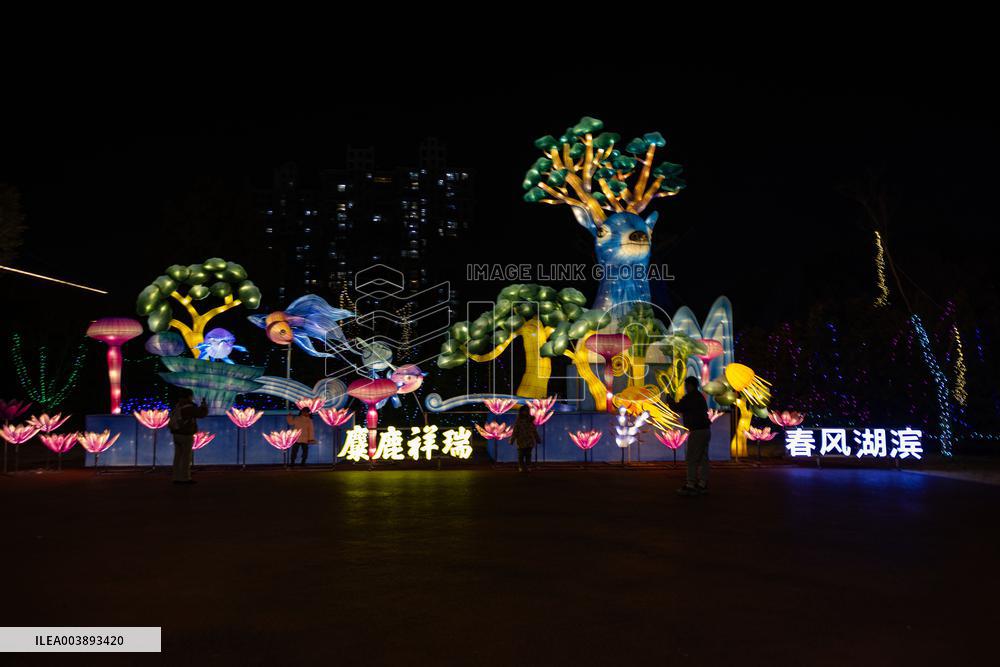 Tourists Enjoy Festive Lanterns in Taizhou