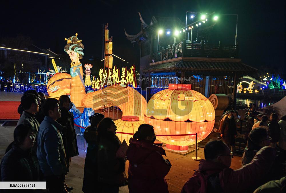 Tourists Enjoy Festive Lanterns in Taizhou