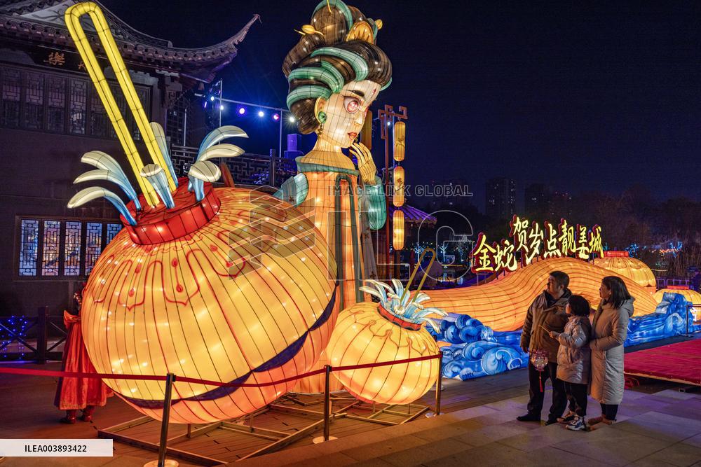 Tourists Enjoy Festive Lanterns in Taizhou