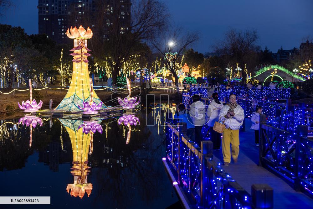 Tourists Enjoy Festive Lanterns in Taizhou