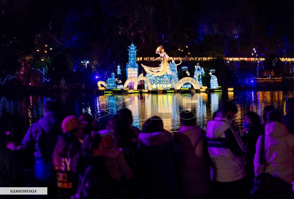 Tourists Enjoy Festive Lanterns in Taizhou