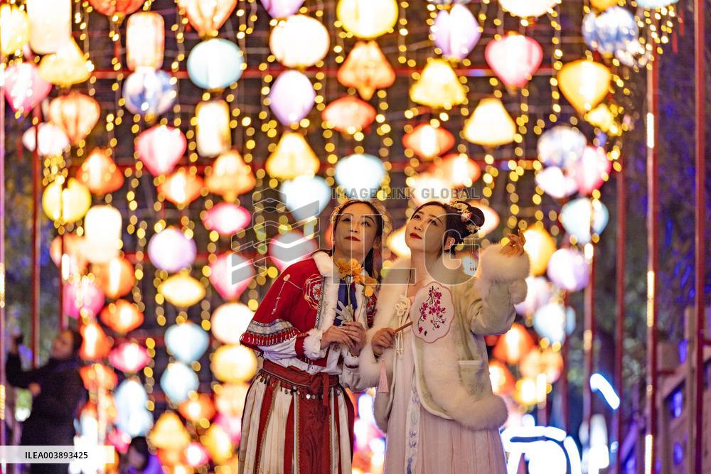 Tourists Enjoy Festive Lanterns in Taizhou