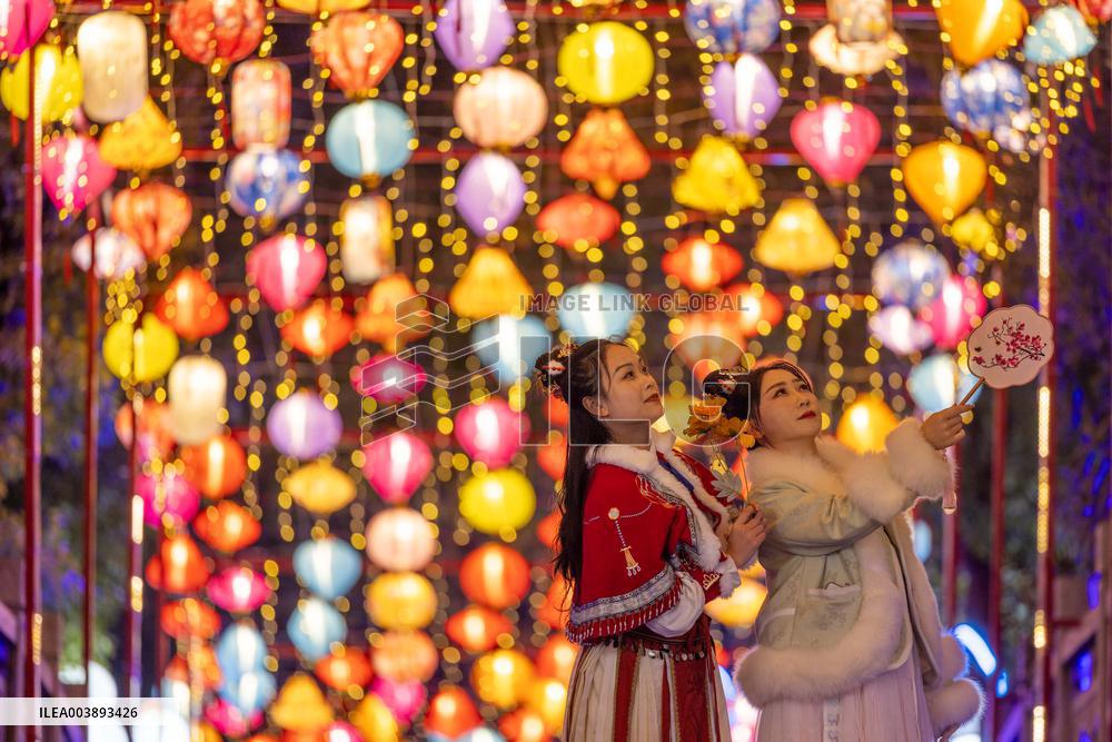 Tourists Enjoy Festive Lanterns in Taizhou