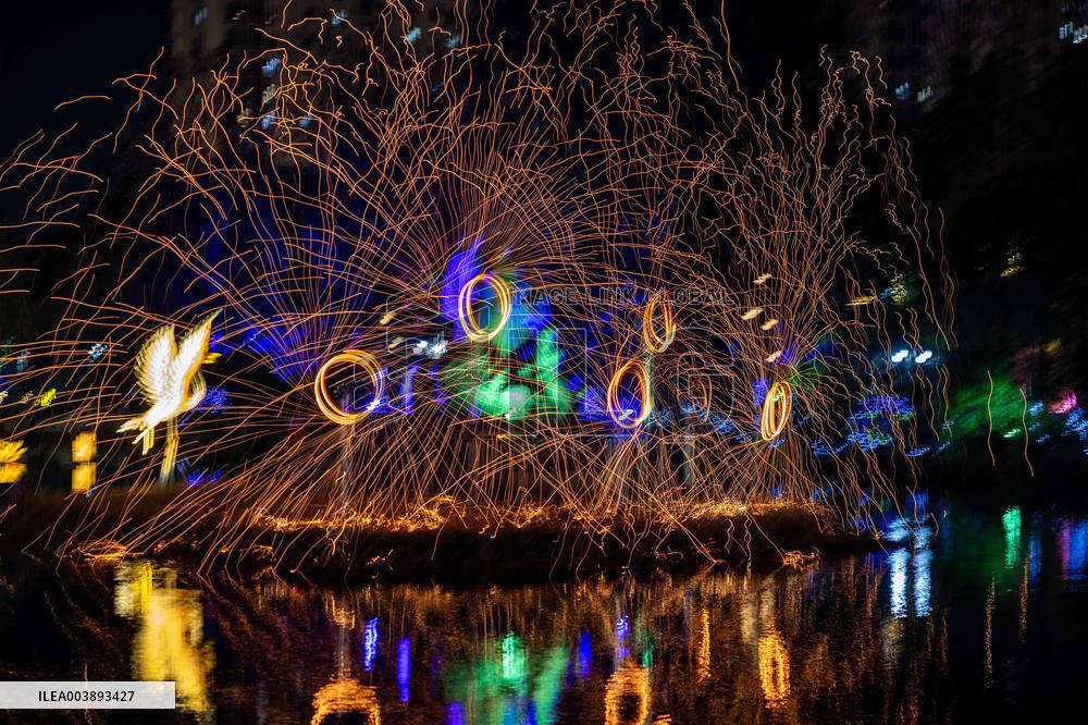 Tourists Enjoy Festive Lanterns in Taizhou