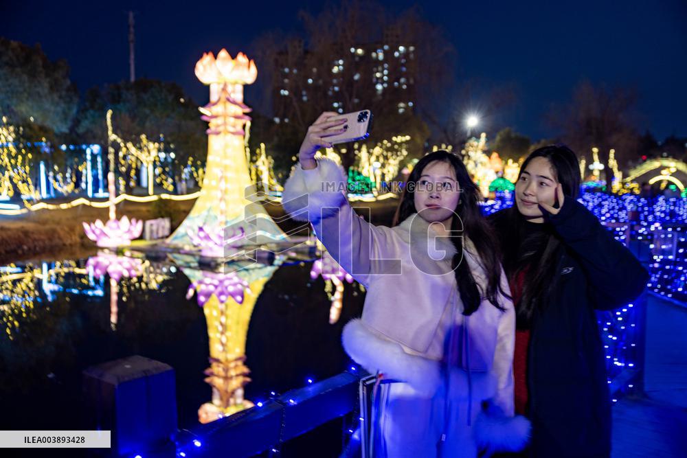Tourists Enjoy Festive Lanterns in Taizhou