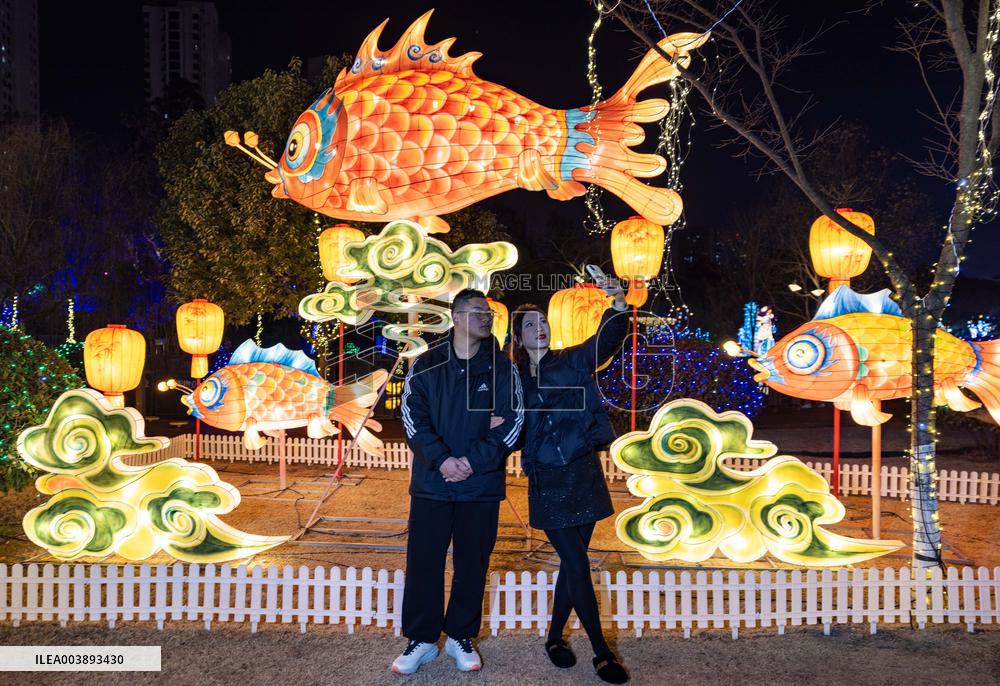 Tourists Enjoy Festive Lanterns in Taizhou