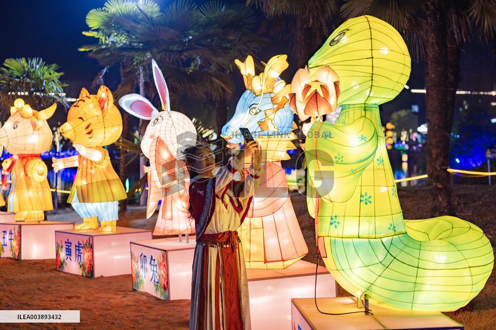 Tourists Enjoy Festive Lanterns in Taizhou