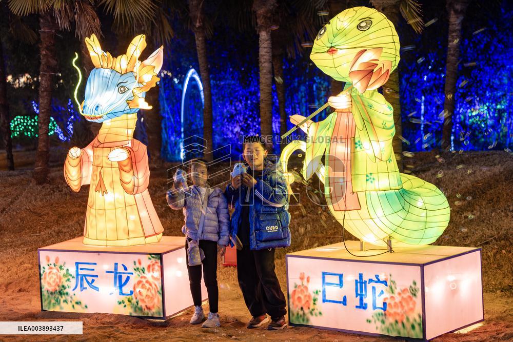 Tourists Enjoy Festive Lanterns in Taizhou