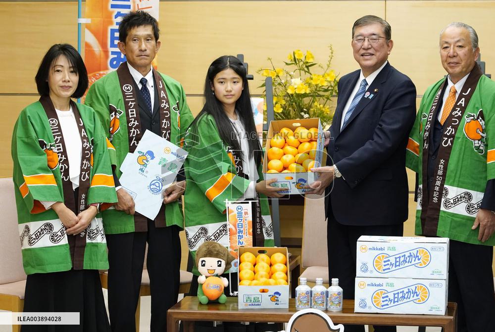 Japan PM Ishiba receives Japanese mandarins
