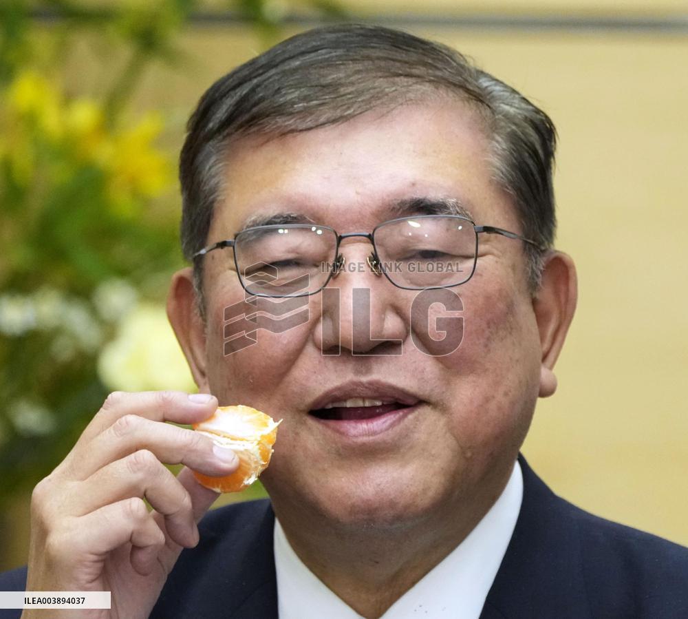Japan PM Ishiba eats Japanese mandarin