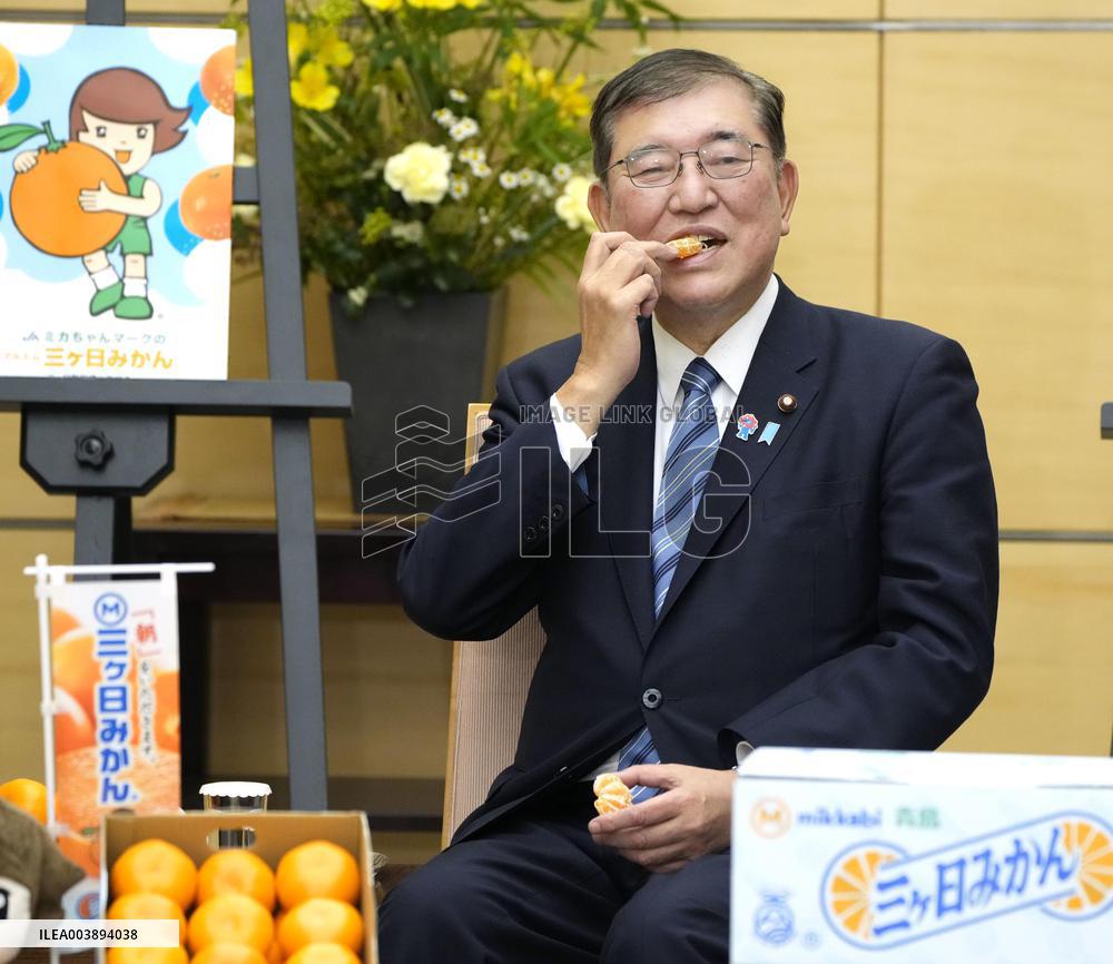 Japan PM Ishiba eats Japanese mandarin
