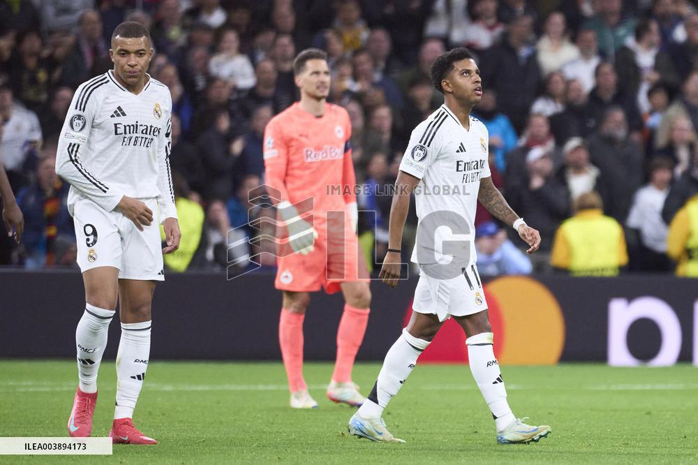Real Madrid C.F. v FC Salzburg - Madrid